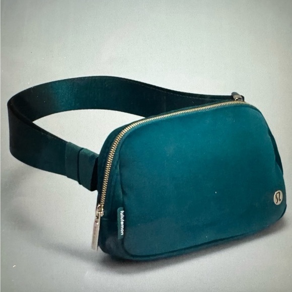 Lululemon Everywhere Belt Bag green jasper/gold in velour 1L - Picture 7 of 12